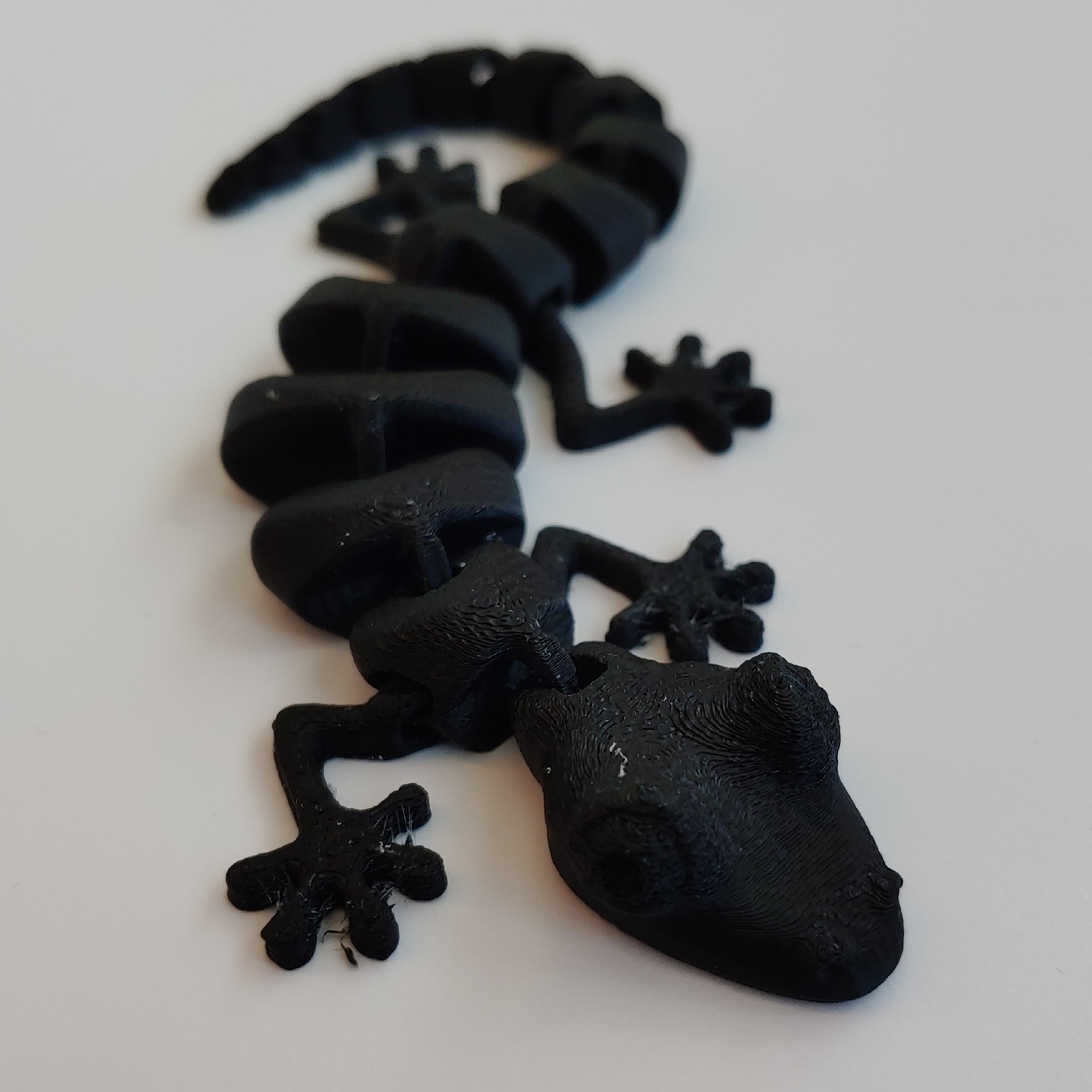 black 3d printed bendy gecko
